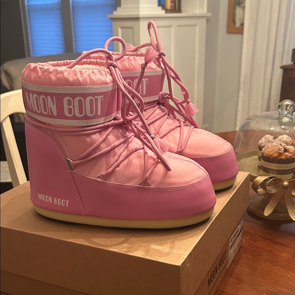 Moon boot authentic 39/41 pink low nearly new 7/8.5 womens moonboot
